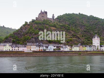 Sankt Goarshausen mit Schloss Katz an der Rheinschlucht in Rheinland-Pfalz Stockfoto