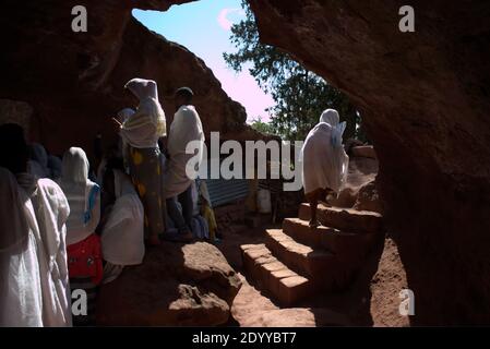 Lalibela-Äthiopien: 12. April 2019: Christliche Pilger besuchen Felsengehauen Kirchen von Lalibela Stockfoto