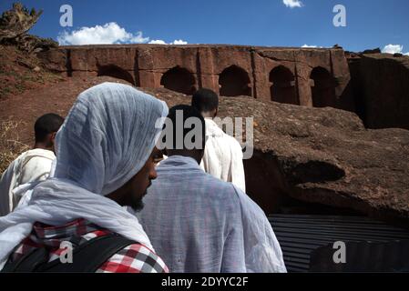 Lalibela-Äthiopien: 12. April 2019: Christliche Pilger besuchen Felsengehauen Kirchen von Lalibela Stockfoto