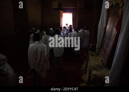 Lalibela-Äthiopien: 12. April 2019: Christliche Pilger besuchen Felsengehauen Kirchen von Lalibela Stockfoto