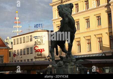 LINKÖPING, SCHWEDEN- 21. DEZEMBER 2020:Folkefilbyter Statue auf Stora Torget in Linköping. Foto Jeppe Gustafsson Stockfoto