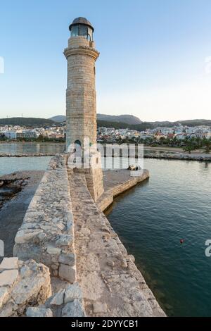 Der Weg zum Leuchtturm am alten venezianischen Hafen, Rethymno, Kreta, Griechenland Stockfoto