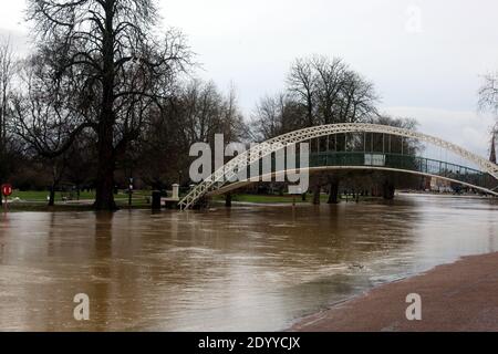 Brücke über den Fluss Great-Ouse, Bedford, nachdem es platzte es Ufer und überflutete Umgebung Stockfoto