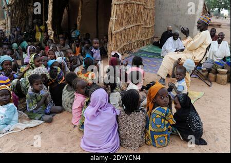 NIGER Zinder, Kinder im Koran Schullesen quran versichert von Holzplatte / NIGER Zinder, Kinder in einer Koranschule, pauken Koran Suren von Holztafeln Stockfoto