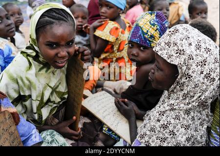 NIGER Zinder, Kinder im Koran Schullesen quran versichert von Holzplatte / NIGER Zinder, Kinder in einer Koranschule, pauken Koran Suren von Holztafeln Stockfoto