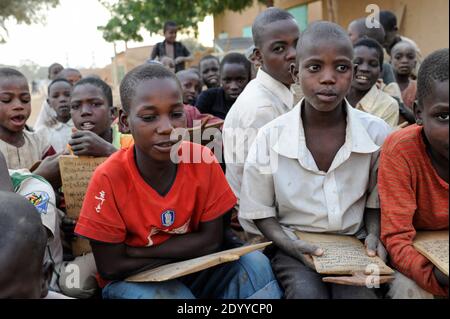 NIGER Zinder, Kinder im Koran Schullesen quran versichert von Holzplatte / NIGER Zinder, Kinder in einer Koranschule, pauken Koran Suren von Holztafeln Stockfoto