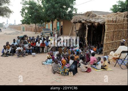 NIGER Zinder, Kinder im Koran Schullesen quran versichert von Holzplatte / NIGER Zinder, Kinder in einer Koranschule, pauken Koran Suren von Holztafeln Stockfoto