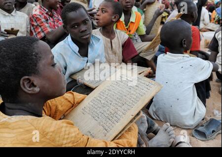 NIGER Zinder, Kinder im Koran Schullesen quran versichert von Holzplatte / NIGER Zinder, Kinder in einer Koranschule, pauken Koran Suren von Holztafeln Stockfoto