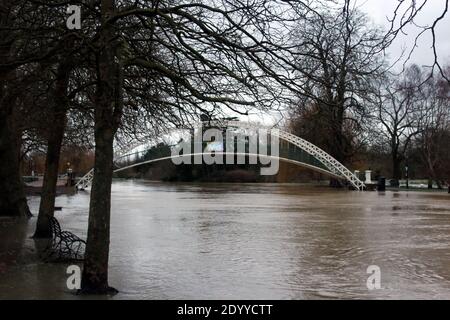 Brücke über den Fluss Great-Ouse, Bedford, wenn es platzte, ist es Ufer. Stockfoto