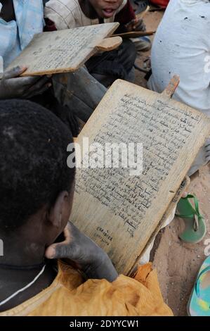 NIGER Zinder, Kinder im Koran Schullesen quran versichert von Holzplatte / NIGER Zinder, Kinder in einer Koranschule, pauken Koran Suren von Holztafeln Stockfoto