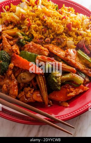 Szechuan Rührei gebratenes Huhn mit chinesischem Gemüse und Schweinefleisch gebraten Reis Stockfoto