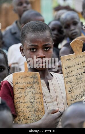 NIGER Zinder, Kinder im Koran Schullesen quran versichert von Holzplatte / NIGER Zinder, Kinder in einer Koranschule, pauken Koran Suren von Holztafeln Stockfoto