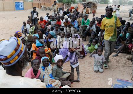 NIGER Zinder, Kinder im Koran Schullesen quran versichert von Holzplatte / NIGER Zinder, Kinder in einer Koranschule, pauken Koran Suren von Holztafeln Stockfoto