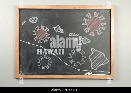 Kreidetafel Zeichnung von Hawaii mit Coronavirus Pandemie und Liniendiagramm Darstellung der Verbreitungsrate oder der Todesrate Stockfoto