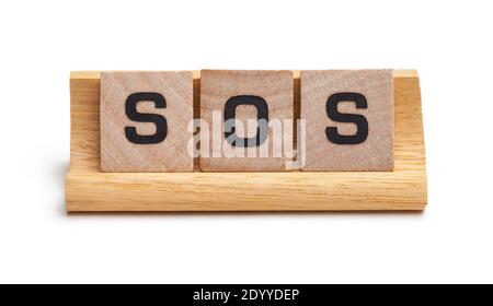 Wood Letter Blocks Rechtschreibung SOS ausschneiden. Stockfoto
