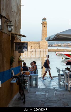 Blick in die Gasse zum Leuchtturm am Alten venezianischen Hafen, Rethymno, Kreta, Griechenland Stockfoto