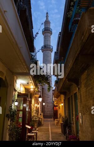 Straßenansicht des Minaretts der Neratze Moschee am Abend, Rethymno, Kreta, Griechenland Stockfoto