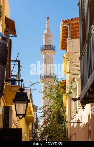 Straßenansicht des Minaretts der Neratze Moschee am frühen Morgen, Rethymno, Kreta, Griechenland Stockfoto