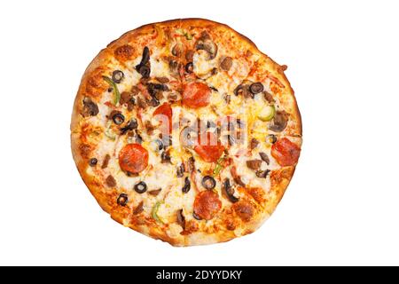 Pizza mit Pepperoni, Hackfleisch, Pilze, Paprika und Oliven auf einem weißen isoliert. Draufsicht. Stockfoto