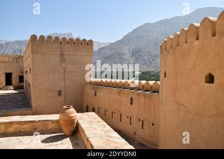 NAKHAL, OMAN - 17. FEBRUAR 2018: Tonkeramik im Nakhal Fort. Es gibt Berge, die ihn umgeben. Stockfoto