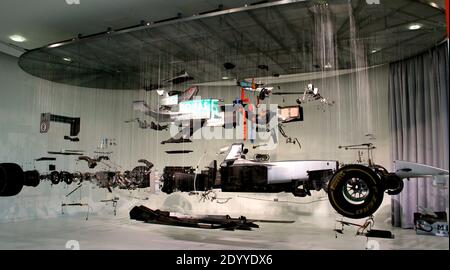 Ausgehängte, zerlegte Formel 1-Fahrzeuge auf der Mercedes Benz World Brooklands Weybridge Surrey England Großbritannien Stockfoto