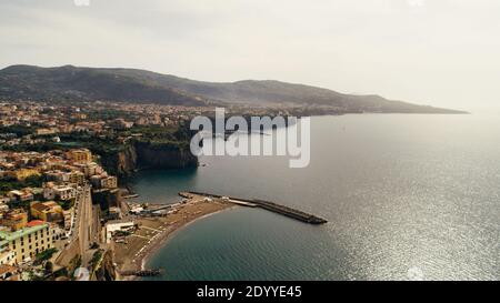 Luftpanorama von Sorrento, Italien.Bucht von Neapel auf der Halbinsel Sorrentine.Klippen von Amalfi Küste.Italienisches Touristenziel in Kampanien Stockfoto