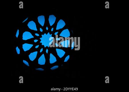 Blaues Licht in Form eines abstrakten Kreises auf schwarzem Hintergrund. Stockfoto