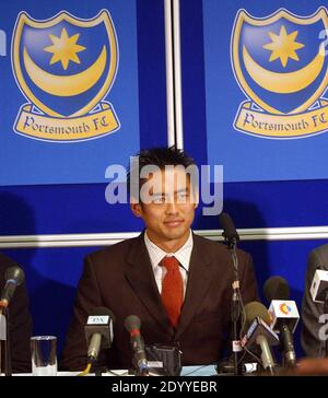 JAPANISCHER INTERNATIONALER TORWART YOSHIKATSU KAWAGUCHI BEI DER UNTERZEICHNUNG FÜR PREMIERSHIP PORTSMOUTHPORTSMOUTH 2001 Stockfoto