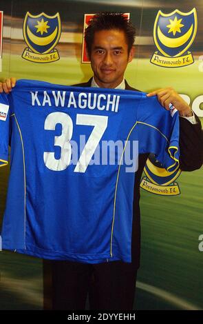 JAPANISCHER INTERNATIONALER TORHÜTER YOSHIKATSU KAWAGUCHI WEIST AUF ENGLISCHE PREMIERSHIP-SEITE PORTSMOUTH 2001 Stockfoto