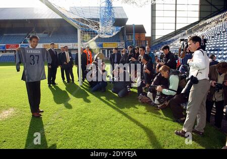 JAPANISCHER INTERNATIONALER TORHÜTER YOSHIKATSU KAWAGUCHI WEIST AUF ENGLISCHE PREMIERSHIP-SEITE PORTSMOUTH 2001 Stockfoto