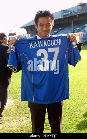 JAPANISCHER INTERNATIONALER TORHÜTER YOSHIKATSU KAWAGUCHI WEIST AUF ENGLISCHE PREMIERSHIP-SEITE PORTSMOUTH 2001 Stockfoto