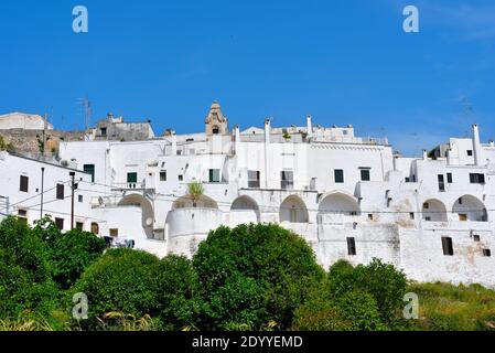 Typische weiße Häuser in dem Bergdorf Ostuni, Apulien, Italien Stockfoto