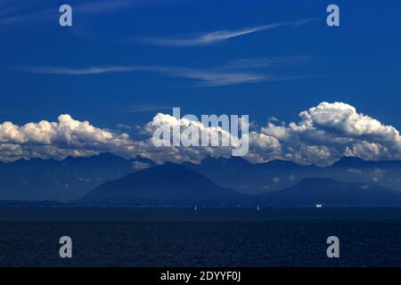 Blautöne, die von den Wolken auf dem Pazifischen Ozean, BC, Kanada, übersät sind. Der Pazifik grenzt an Westkanada. Das Küstenwetter in British Columbia ist ein Schlag Stockfoto