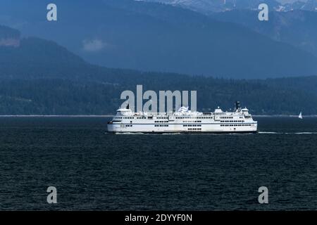 Eine große Fähre zwischen Vancouver und Vancouver Island im Pazifik, BC, Kanada. Der Pazifik grenzt an Westkanada. British Columbi Stockfoto