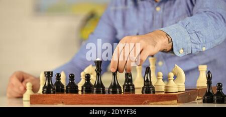 Schach ist selten das Spiel idealer Bewegungen. Entwicklungslogiken. Schullehrer. Schach spielen. Intellektuelles Hobby. Schachstunde. Strategiekonzept. Denken Sie an den nächsten Schritt. Figuren auf Holzschachbrett. Stockfoto