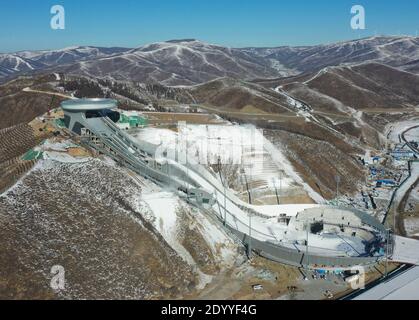 (201228) -- PEKING, 28. Dezember 2020 (Xinhua) -- Luftfoto vom 21. Dezember 2020 zeigt das nationale Skisprungzentrum im Chongli Bezirk der Stadt Zhangjiakou, nordchinesische Provinz Hebei. Trotz der Herausforderungen, die durch die COVID-19-Pandemie mit sich gebracht wurden, sind Chinas Vorbereitungen für die Olympischen Winterspiele 2022 stetig vorangeschritten. Der Bau aller Wettkampfstätten und der dazugehörigen Infrastrukturen wird bis Ende dieses Jahres abgeschlossen sein. In den letzten Monaten gab es eine Reihe von Meilensteinen, wie die Einführung eines globalen Wettbewerbs für die Medaille, Taschenlampe und Bekleidung Designs. Mehr als 960,000 Stockfoto