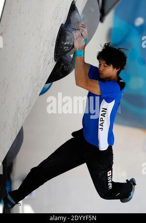 Peking, China. Oktober 2018. Keita Dohi aus Japan tritt am 10. Oktober 2018 beim Kombinierten Boulderfinale der Männer im Sportklettern bei den Olympischen Sommerspielen der Jugend 2018 in Buenos Aires, Argentinien, an. Am 7. Dezember wurden Breaking, Skateboarding, Sportklettern und Surfen als zusätzliche Sportarten bestätigt, die zu den Olympischen Spielen 2024 in Paris hinzugefügt werden. Beim Gewichtheben wurden vier Veranstaltungen aus dem Programm Paris 2024 gestrichen, wobei die Quote von 120 Athleten von 196 bei Tokio 2020 reduziert wurde. Quelle: Wang Lili/Xinhua/Alamy Live News Stockfoto