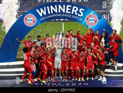 (201228) -- PEKING, 28. Dezember 2020 (Xinhua) -- Manuel Neuer (C, vorne), Kapitän des FC Bayern München hebt die UEFA Champions League Trophy nach dem Sieg seines Teams im UEFA Champions League Finale zwischen Paris Saint-Germain und Bayern München im Estadio do Sport Lisboa e Benfica in Lissabon, Portugal, 23. August 2020. Am 25. Juni sicherte sich Liverpool den Titel der Premier League mit sieben verbleibenden Spielen und beendete eine 30-jährige Liga-Titel Dürre. Am 23. August wurde Bayern München zum Gewinner der UEFA Champions League 2019/2020 gekürt, nachdem er Paris Saint-Germain im Finale besiegt hatte und damit die EU beendete Stockfoto