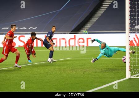 (201228) -- PEKING, 28. Dezember 2020 (Xinhua) -- Kingsley Coman (2. L) des FC Bayern München erzielt beim UEFA Champions League Finale zwischen Paris Saint-Germain und Bayern München beim Estadio do Sport Lisboa e Benfica in Lissabon, Portugal, 23. August 2020 das erste Tor seiner Mannschaft. Am 25. Juni sicherte sich Liverpool den Titel der Premier League mit sieben verbleibenden Spielen und beendete eine 30-jährige Liga-Titel Dürre. Am 23. August wurde Bayern München nach dem Sieg über Paris Saint-Germain im Finale zu den UEFA Champions League Gewinnern 2019/2020 gekrönt und beendete den europäischen Eliteclub-Wettbewerb mit einem perfekten Stockfoto