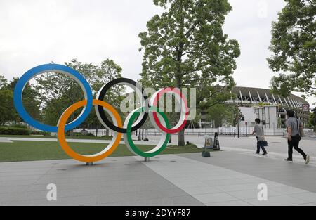 (201228) -- PEKING, 28. Dezember 2020 (Xinhua) -- das Foto vom 12. Juni 2020 zeigt die Olympischen Ringe und einen Teil des neuen Nationalstadions, dem Hauptort der Olympischen und Paralympischen Spiele in Tokio, Japan. Am 24. März kündigten das Internationale Olympische Komitee (IOC) und das Organisationskomitee Tokio 2020 gemeinsam an, dass angesichts der COVID-19-Pandemie die Olympischen Spiele in Tokio auf ein Datum nach 2020, aber nicht später als Sommer 2021, verschoben wurden. Es ist das erste Mal, dass die Olympischen Spiele der Neuzeit seit der Geburt im Jahr 1896 verschoben werden, obwohl sie in den Jahren 1916, 1940 und 1 abgesagt wurden Stockfoto