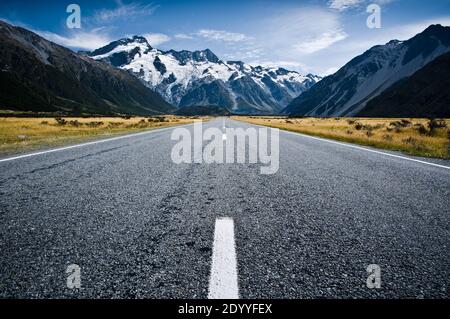 Eine niedrige Weitwinkelperspektive der Straße, die in den Mt Cook Nationalpark in Neuseeland führt. Stockfoto