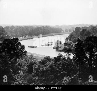 Ein spätes viktorianisches Schwarz-Weiß-Foto mit Blick auf die Themse von Richmond Hill, London, England. Stockfoto