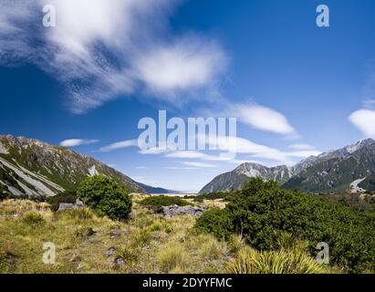 Ein Landschaftsblick auf das Hooker Valley im Mt Cook National Park, Neuseeland, an einem sonnigen Sommertag. Hochauflösendes Panoramabild. Stockfoto