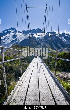 Touristenwanderer bewundern die Aussicht von der zweiten Schaukelbrücke auf dem Hooker Valley Trail im Mt Cook National Park, Neuseeland. Stockfoto