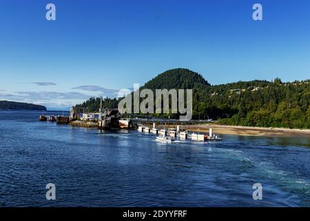 Sunshine Coast vom Pazifik aus gesehen, BC, Kanada. Der Pazifik grenzt an Westkanada. Das Küstenwetter von British Columbia wird von den Paci geprägt Stockfoto