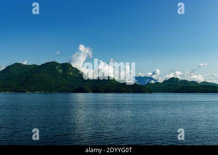 Inseln nahe Sunshine Küste glitzernd in der Morgensonne, BC, Kanada. Der Pazifik grenzt an Westkanada. Das Küstenwetter von British Columbia ist Sha Stockfoto