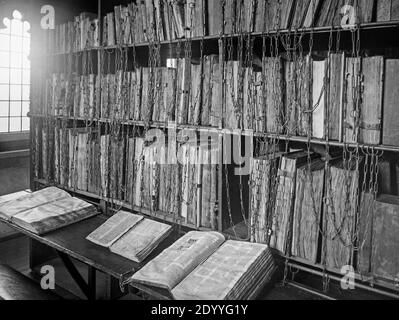 Ein spätes viktorianisches Schwarz-Weiß-Foto, das Bücher in der Chained Library in der Hereford Cathedral in England zeigt. Stockfoto