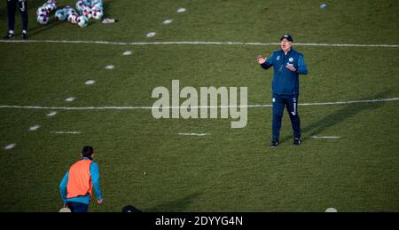 Gelsenkirchen, Deutschland. Dezember 2020. Der neue Trainer des Bundesligavereins FC Schalke 04, Christian Gross (r), bei seinem ersten Training mit dem Team in Gelsenkirchen. Gross hat die Aufgabe, die Bundesliga-Untermannschaft vor dem Abstieg zu retten. Quelle: Fabian Strauch/dpa/Alamy Live News Stockfoto