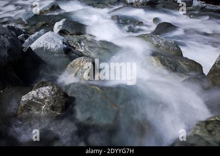 Rauschende Wasser bewegt sich über Felsen im Mt Count National Park, Neuseeland. Stockfoto