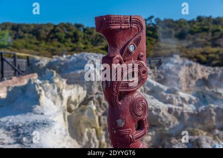 Maori-Skulptur am Hell's Gate in Neuseeland Stockfoto